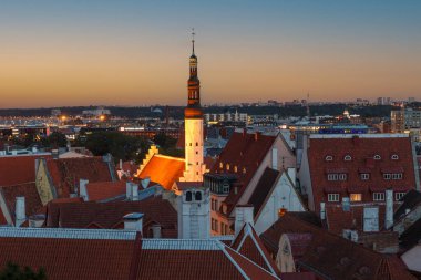 TALLINN, ESTONIA - 2 Ekim 2019, Tallinn, Estonya 'nın gece manzarası. Eski ve yeni binalar. Gün doğumu gökyüzü