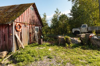 Baltık Denizi kıyısındaki eski ahşap balıkçı ahırı.