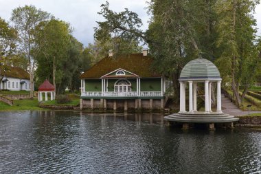 Estonya, Palmse 'deki büyük muhteşem ortaçağ malikanesi. Rotunda göletin yanında.