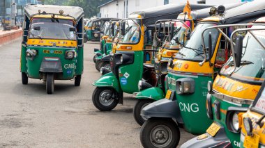 Vijayawada, INDIA -31 Ekim 2022: Birçok CNG tabanlı çekçek taksi durağında, Paylaşım otomobili Hindistan 'ın kırsal kesiminde yaygın ve ekonomik bir banliyö..