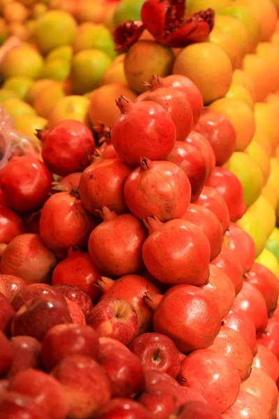 Widok Bliska Owoców Granatu Sprzedaż Rynku Wraz Innymi Owocami — Zdjęcie stockowe