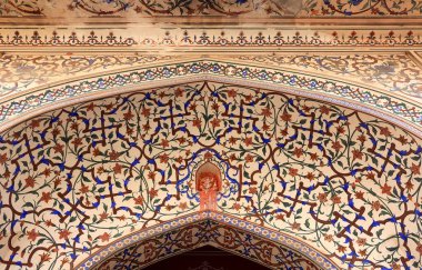 Hindistan 'ın Rajasthan kentindeki Jaipur Sarayı' nın girişinde tarihi bir kemer.