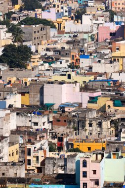 HYDERABAD, Hindistan - 24 Ekim 2022: Haydarabad Hindistan 'ın dördüncü ve altıncı en kalabalık şehir. Şehirde yoğun inşa edilmiş evler.