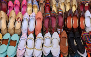 Geleneksel Rajasthani tarzı el işi el işi ayak takımı Jaipur, Hindistan 'da yerel pazarda.