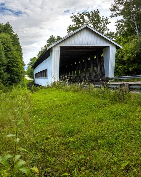 米国オハイオ州アシュタブラ郡の歴史的義務道路屋根付きの橋 — ストック写真