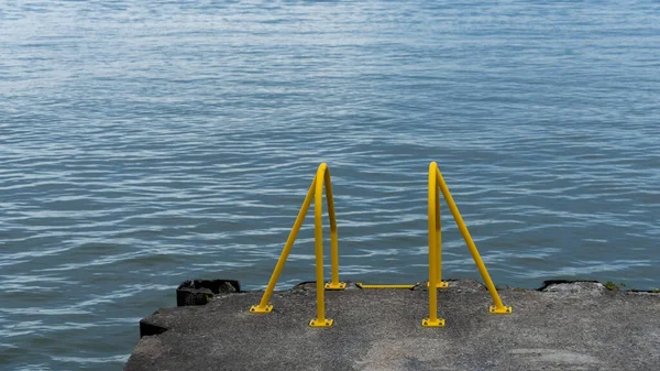 Κίτρινες Ράγες Αρπαγής Για Μπείτε Στη Λίμνη Για Κολύμπι — Φωτογραφία Αρχείου