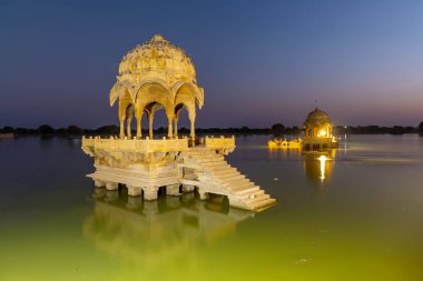 Tarihsel Chhatri, Gadisar Gölü, Rajasthan 'da yükseltilmiş bir kubbe, Hindistan alacakaranlıkta çekildi..