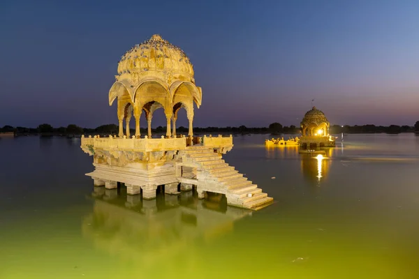 印度拉贾斯坦邦Gadisar湖中一座高耸的圆顶亭子Chhatri 在暮色中被枪杀 — 图库照片