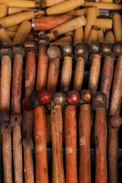 Vários Martelos Feitos Mão Com Alças Madeira São Empilhados Para — Fotografia de Stock