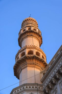 Hindistan 'ın Hyderabad şehrinde mavi gökyüzüne karşı Charminar anıtı.