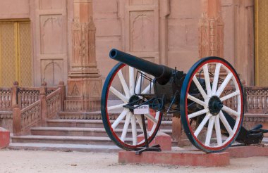 Hindistan 'ın Rajasthan kentindeki Bikaner kalesinin önünde Old Canon sergileniyor..