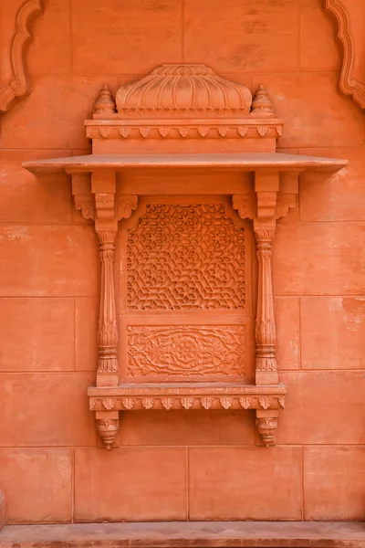 Die Typische Rajasthani Architektur Der Dekorativen Rahmen Auf Einer Sandsteinmauer — Stockfoto