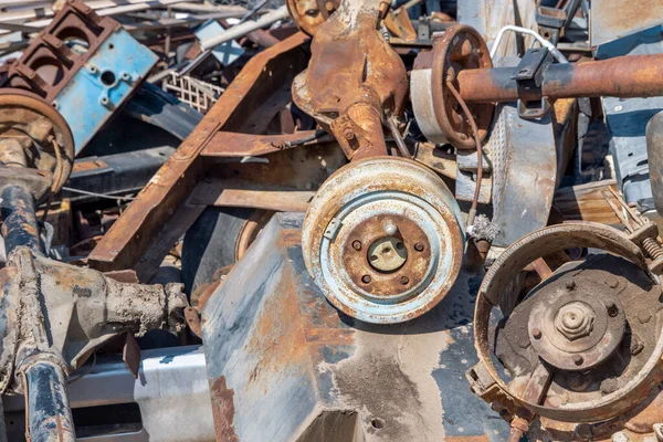 Hurdalıkta Kazınmış Yıpranmış Paslı Metalik Otomotiv Parçaları — Stok fotoğraf