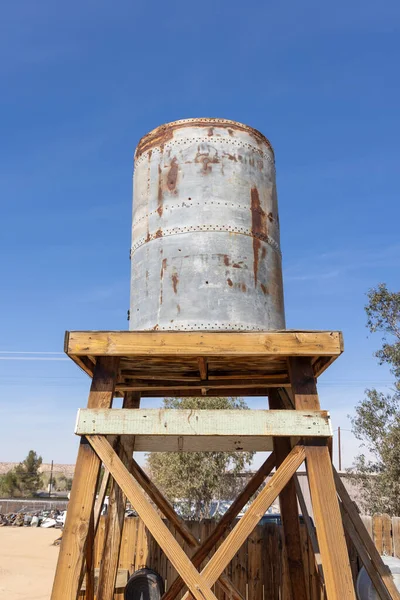 Stará Vodní Nádrž Dřevěném Sloupu Kalifornské Krajině — Stock fotografie