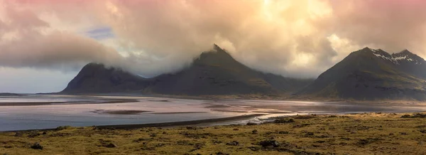 Berge Der Isländischen Küste Mit Dramatischem Bewölkten Himmel Der Dämmerung — Stockfoto