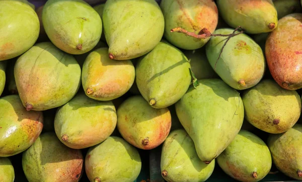 Pazarda Satılık Taze Mango Yığını Seçici Odaklanma — Stok fotoğraf