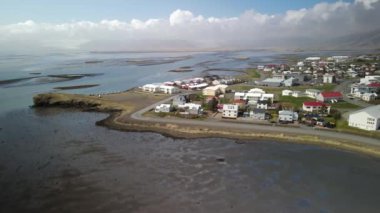 Hofn, İzlanda - 5 Haziran 2021 İzlanda 'daki Hofn şehrinin havadan görünüşü. Hofn 'daki başlıca ekonomik faaliyetler balıkçılık ve turizm..