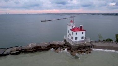 Ohio sahilindeki Fairport Limanı Batı Breakwater Deniz Feneri 'nin havadan görüntüsü, ABD