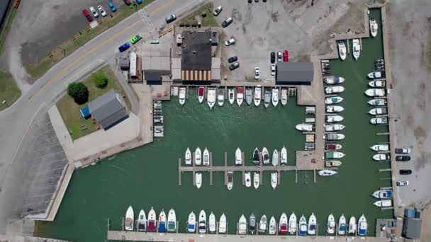 2022年7月25日 美国俄亥俄州科尔内乌 科尔内乌码头和船务俱乐部的空中景观位于科尔内乌溪河口的伊利湖畔 — 图库视频影像