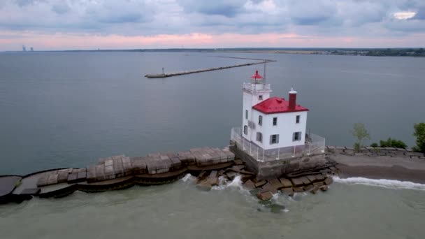 美国俄亥俄州海岸线Fairport Harbor West Breakwater Lighthouse的空中景观 — 图库视频影像