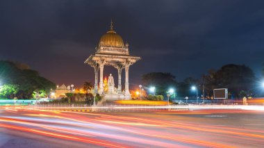Hindistan 'ın Mysore şehrinde gece vakti aydınlatılan Chamarajendra Wadiyar heykeli 1868 ve 1894 yılları arasında Mysore' ın 23. Maharaja 'sıdır..