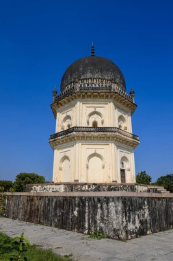 Hindistanın Hyderabad kentindeki Jamshed Quli Kutub Shahi 'nin tarihi mezarı mavi gökyüzüne karşı.