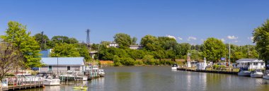 Ashtabula, Ohio, ABD - 25 Temmuz 2022 Ashtabula nehri boyunca Ashtabula marinasının panoramik manzarası.