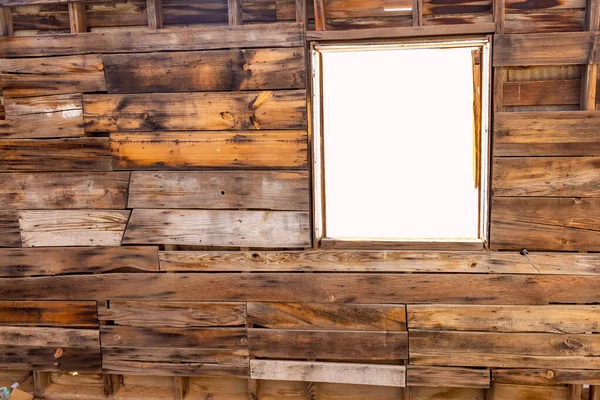 Widok Starej Drewnianej Ściany Otwarciem Okna Negatywne Miejsce Kopię Oknie — Zdjęcie stockowe