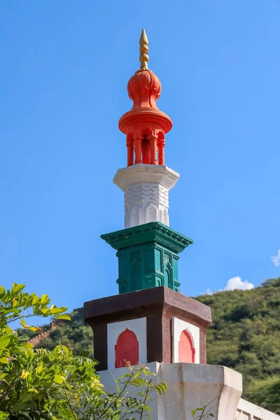 Высокий Минар Мечети Районе Бунди Раджастан Индия Минар Окрашен Цвета — стоковое фото