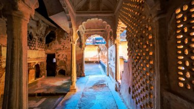 BUNDI, RAJASTHAN, INDIA - 13 Ekim 2022: Garh Sarayı 'nın görkemli kemer girişi, saray 1607 ve 1631 yılları arasında Raja Rao Ratan Singh Hada rejiminde inşa edildi..