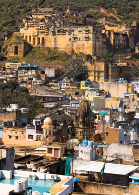 Bundi, Rajasthan, Hindistan - 12 Ekim 2022: Bundi Bundi şehir manzarasının panoramik görünümü, Taragarh Kalesi Bundi şehrinde yuva yapmış devasa bir mimaridir..
