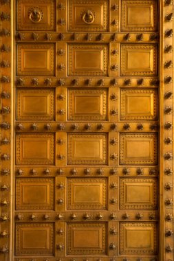 Jaipur, Hindistan 'daki şehir sarayının girişindeki altın geleneksel kapıyı kapatın.