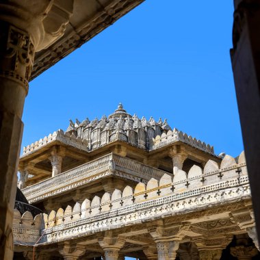 Ranakpur, Rajasthan, Hindistan 'daki tarihi Jain tapınağı dış mimarisi. 1496 'da inşa edilmiş..