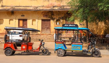 Jaipur, Rajasthan, Hindistan - 11 Ekim 2022: Auto rikshaws veya Moto Taxies Hint şehirlerinde yaygın olarak kullanılan bir şehir taşımacılığıdır..