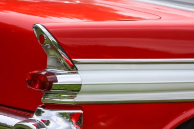 Parlak kırmızı Amerikan klasik arabasının kuyruk lambasının yakın görüntüsü.