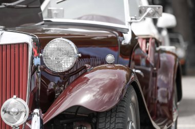 Parlak, lüks, klasik bir arabanın ön tarafı. Doymuş..