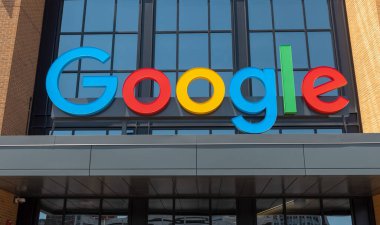 Detroit, Michigan, ABD - 30 Mayıs 2022: Detroit, Michigan 'daki ofis binasının girişinde Google işareti. Google LLC dünyaca ünlü bir bilgi teknolojisi, e-ticaret ve reklam şirketidir..