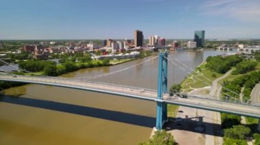 Toledo, Ohio, ABD merkezindeki Anthony Wayne Köprüsü Toledo şehrinin ünlü bir simgesidir..