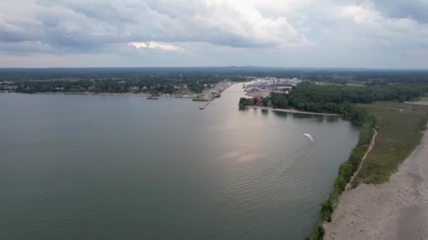 Aerial View Scenic Lake Erie Landscape Fairport Harbor Ohio — Stockvideo