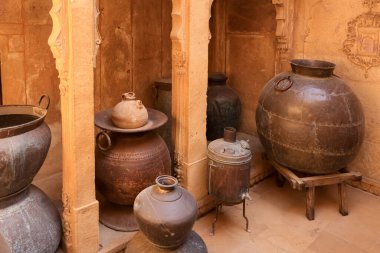Rajasthan 'daki Jaisalmer kalesinde tarihi antikalar sergileniyor .