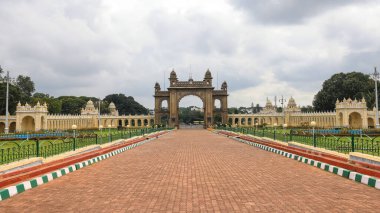 MYSORE, KARNATAKA, INDIA - Kasım, 3. 2022: Amba Vilas Sarayı olarak da bilinen Mysore Maharaja Sarayı girişi, 1912 yılında Wadiyar kralları tarafından inşa edildi..