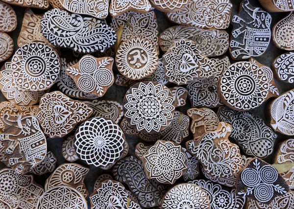 인도의 라자스탄에서 일반적으로 사용되는 단조인 나무토막들 — 스톡 사진