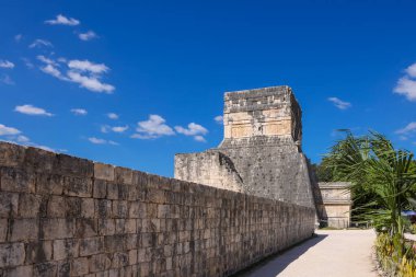 Tarihsel Chichen-Itza harabeleri Yucatan yarımadasında mavi gökyüzüne karşı, Meksika.