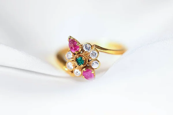 Nahaufnahme Von Eleganten Goldenen Ring Indischen Stil Auf Satin Stoff — Stockfoto