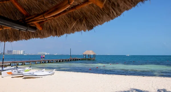 墨西哥坎昆 2023年2月25日 坎昆海滩一个木制码头上的小棚屋 是整个拉丁美洲的主要旅游胜地之一 — 图库照片