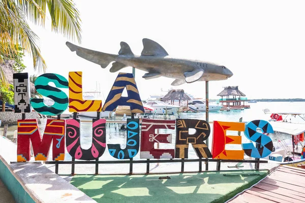 墨西哥坎昆 2023年2月25日 墨西哥坎昆附近的鲨鱼海滩上 一个色彩斑斓的女性岛屿的标志 — 图库照片