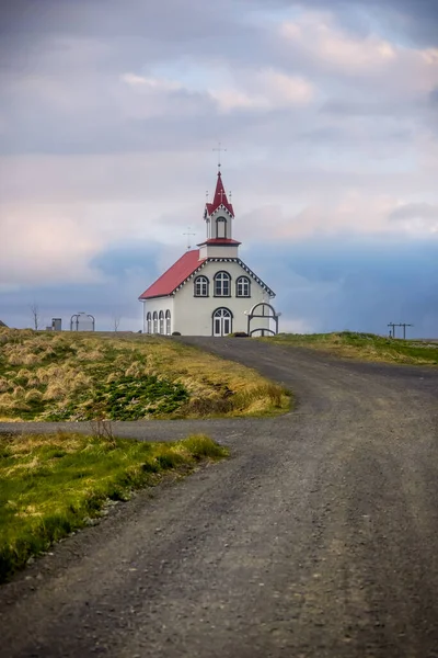 Malý Historický Kostel Venkově Island Zataženou Barevnou Oblohou Stock Snímky