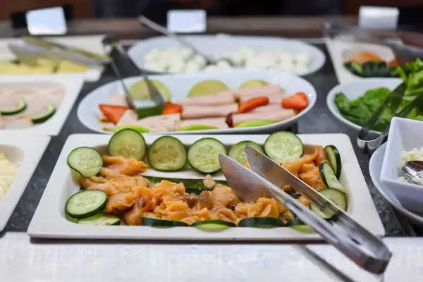 식당에서 야채와 제공되는 식품을 가까이 — 스톡 사진