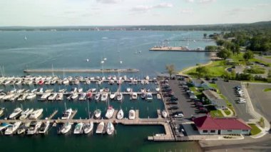 Traverse city, MI USA - 19 Ağustos 2021: Michigan 'daki çeşitli tekneler kenetlendi.