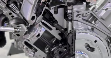 Otomotiv İçten yanmalı motorun kesilmiş bölümünün görüntüsünü kapat.